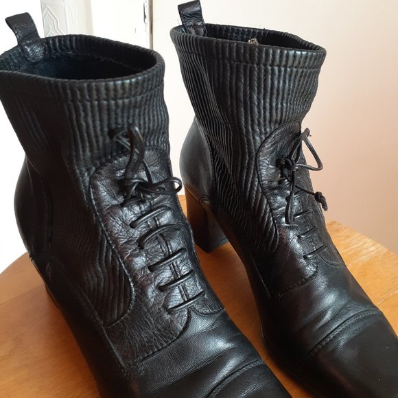 Black ankle boots in Italian leather - Picture 3 of 9